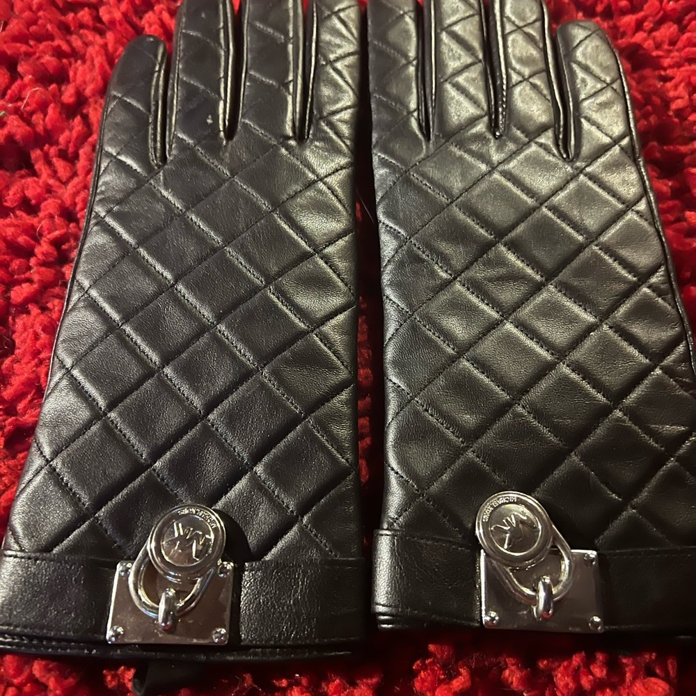 Michael Kors black quilted leather gloves S/M.